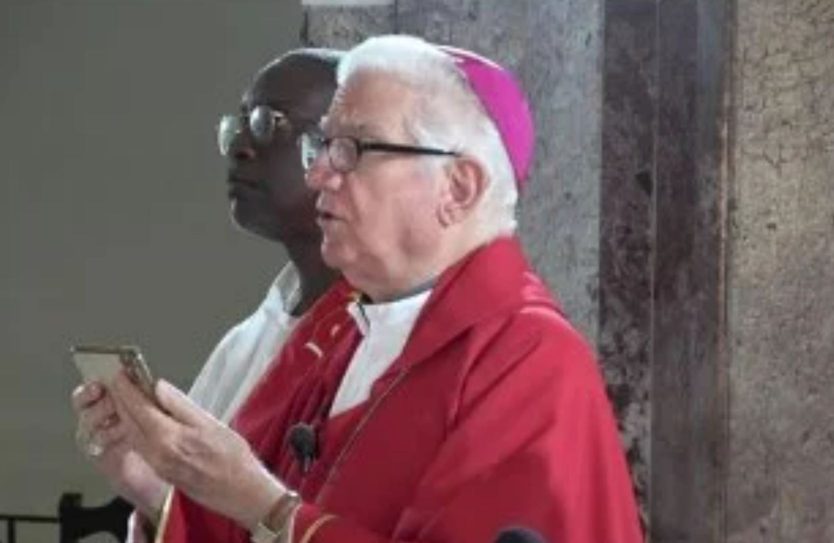 Arzobispo de Santiago: "Estamos pasando momentos muy serios como pueblo"