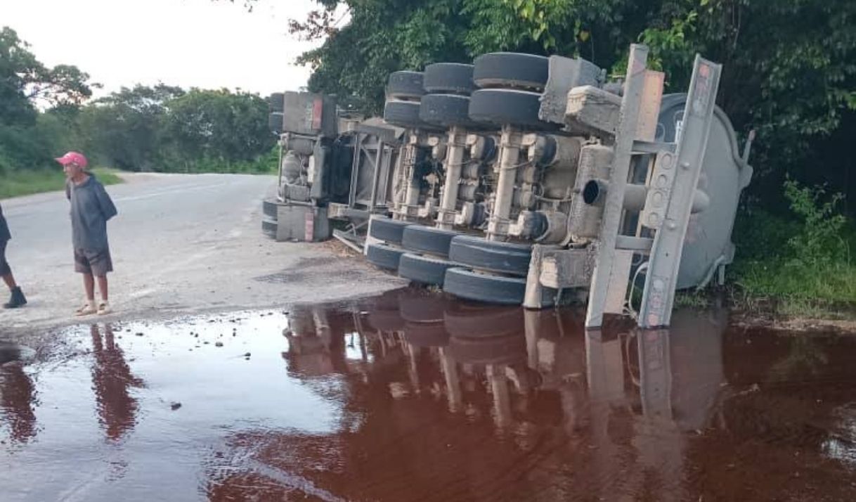 Cuba: Se vuelca rastra que transportaba 31 mil litros de petróleo