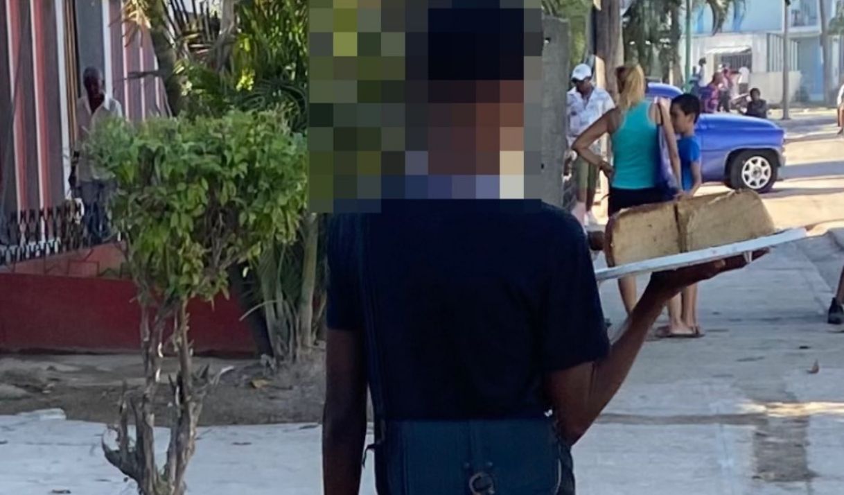 Difunden imagen de niño de 11 años vendiendo pudines en Santiago de Cuba