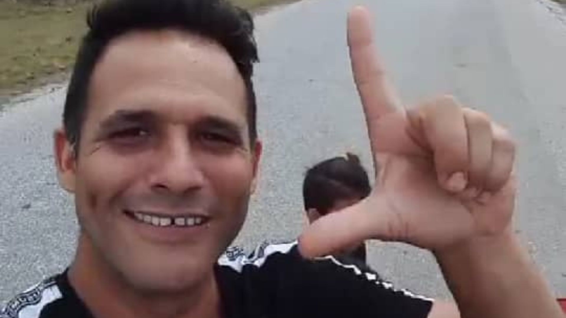 Imponen acta de advertencia a esposo de presa política por sus denuncias en redes