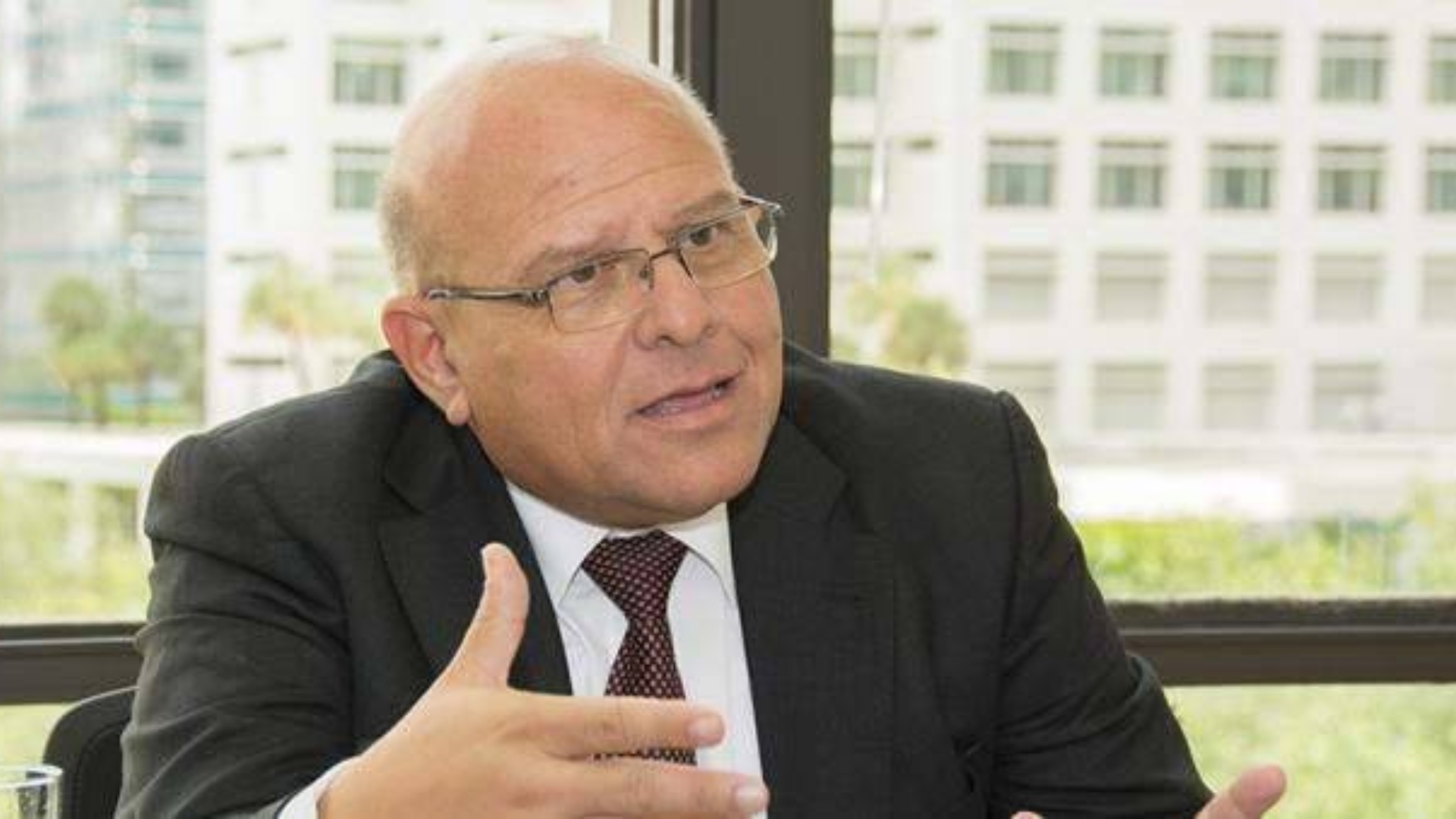 Interrogan y sugieren exilio a intelectual Dagoberto Valdés