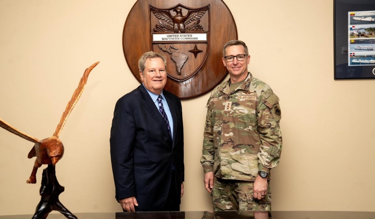 Mike Hammer se reúne con jefe del Comando Sur de EEUU
