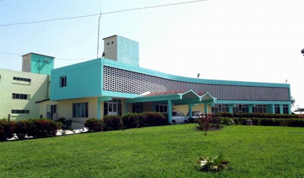 Pacientes graves del Hospital Amalia Simoni son trasladados tras incendio de grupo electrógeno