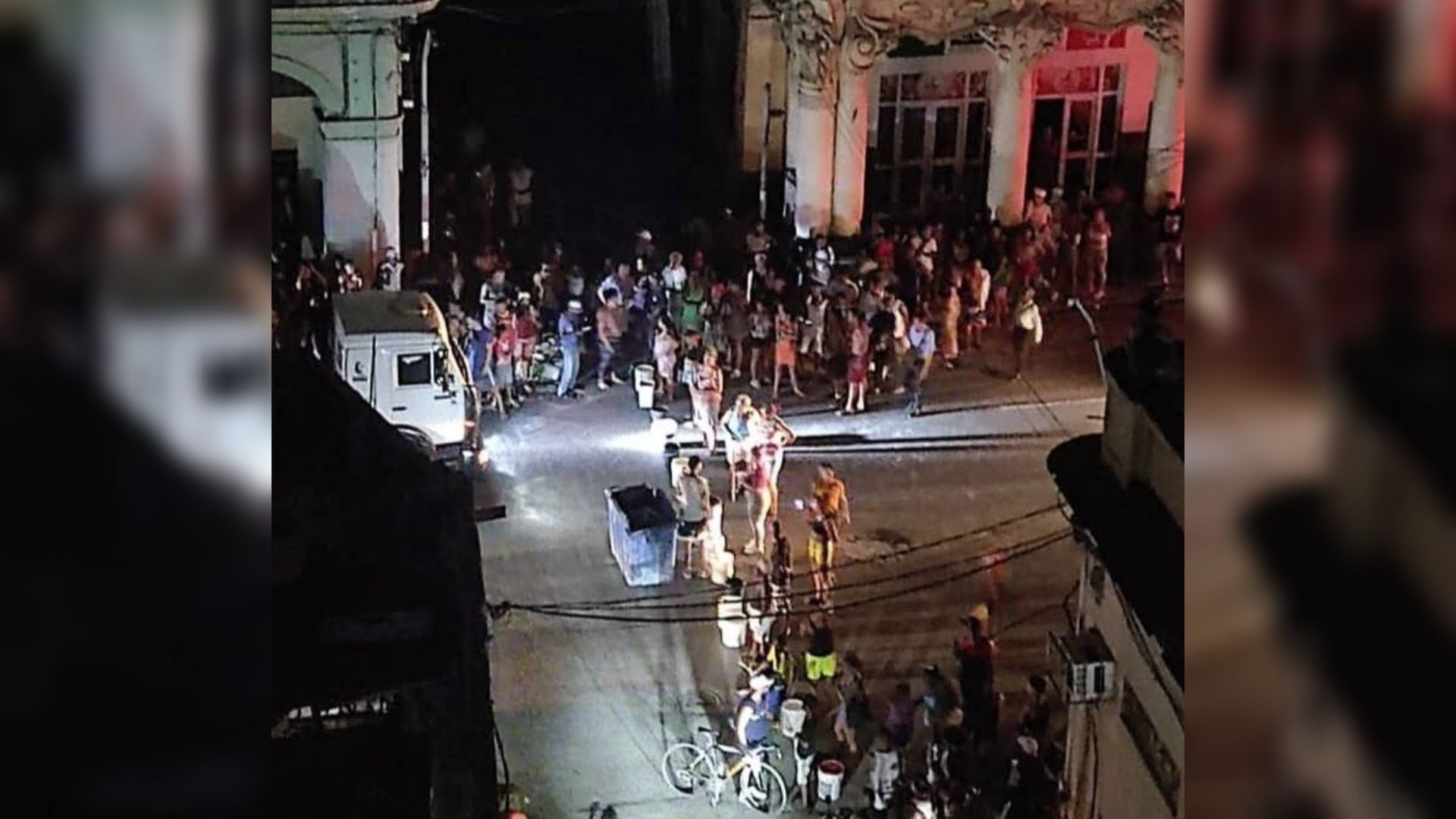 Vecinos bloquean calle de Centro Habana tras días sin agua